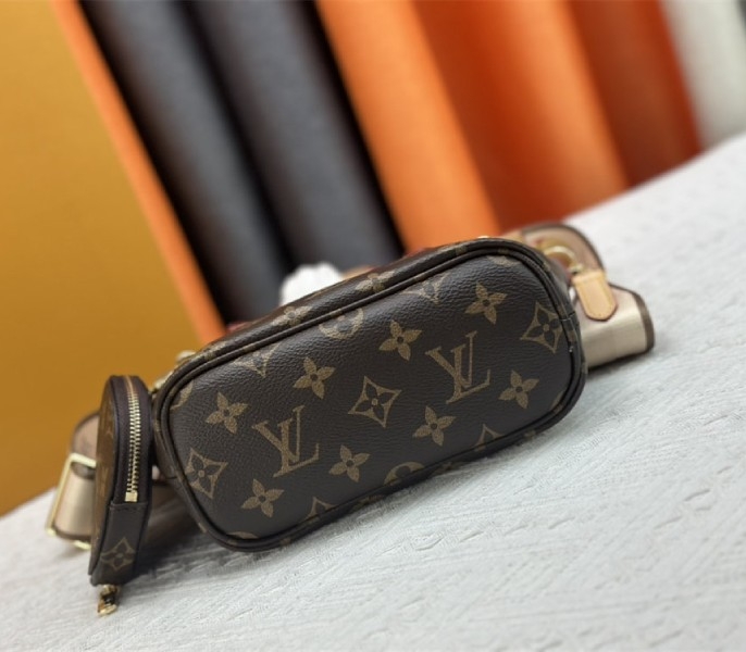 L0vis Vvtt0n Monogram Canvas Neverfull BB Tote In Beige
