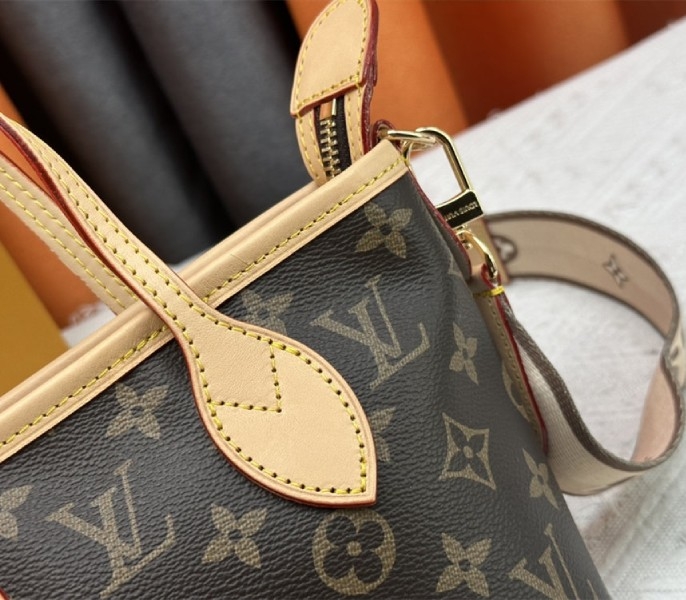 L0vis Vvtt0n Monogram Canvas Neverfull BB Tote In Beige
