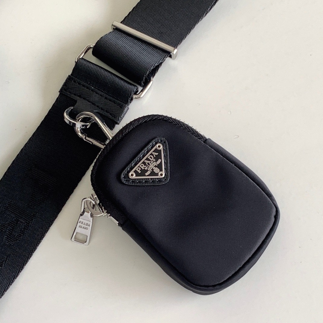 Pra*a Re-Edition Shoulder Bag Fake in Black