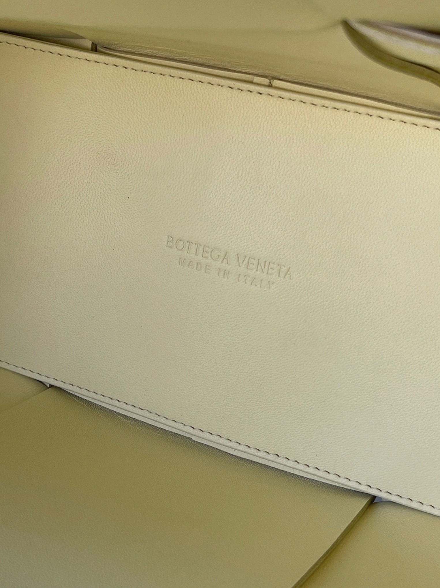 Fake B0tt*ga Ven*ta Arco Medium Tote Cream