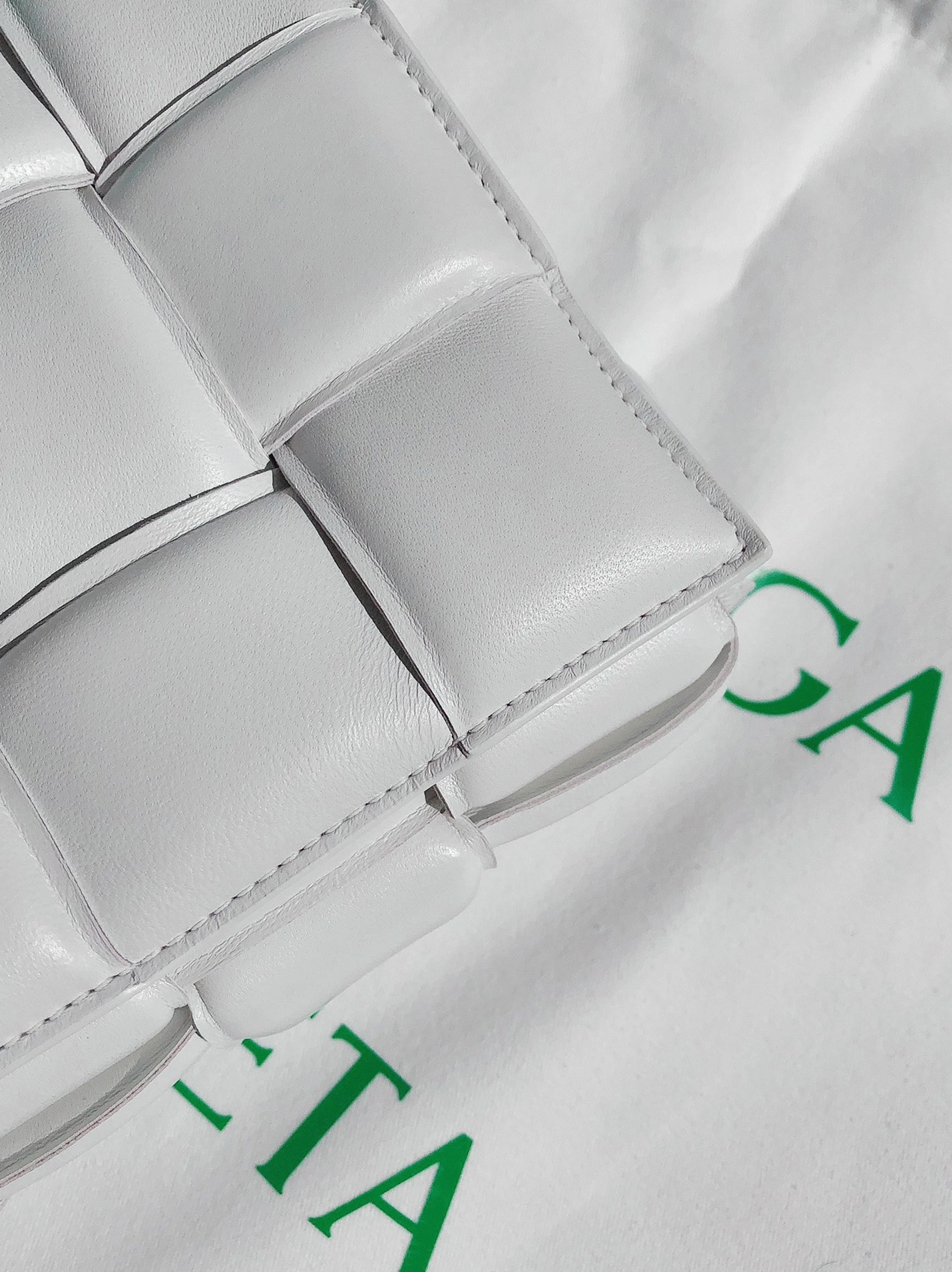 Top Quality Knockoff B0tt*ga Ven*ta Chain Cassette Bag In White