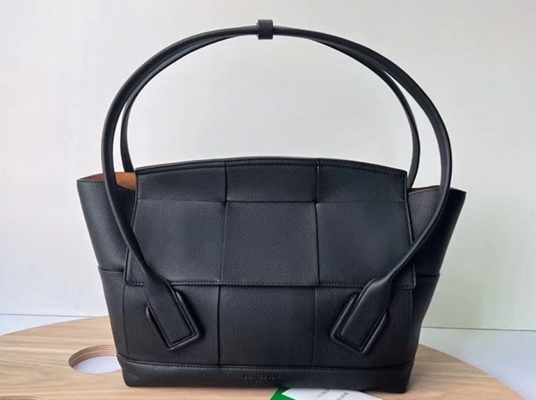 Top Quality Knockoff B0tt*ga Ven*ta Arco Medium Bag In Black Grained Leather