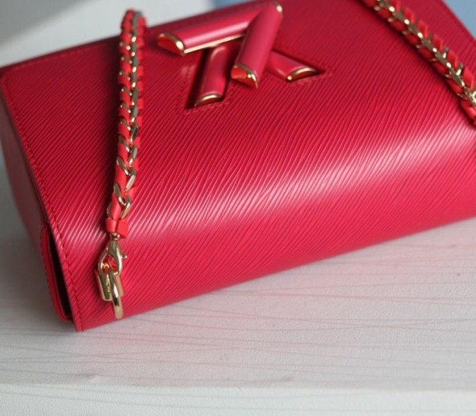 L0vis Vvtt0n Epi Leather Twist MM Bag In Red