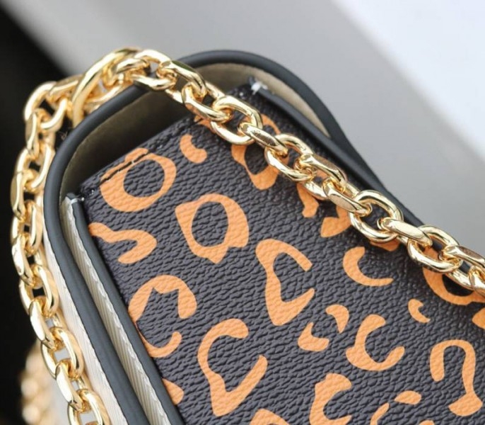 L0vis Vvtt0n Epi Leather Jungle Edition Twist MM Bag In Optic White