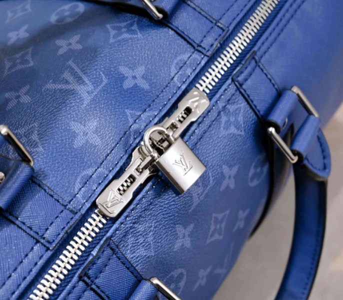L0vis Vvtt0n Taiga Leather Keepall Bandouliere 50 Travel Bag In Navy Blue