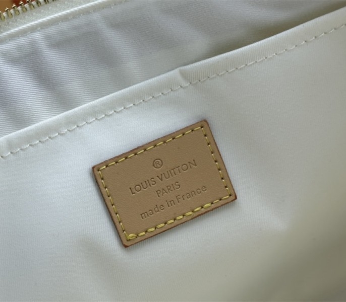 L0vis Vvtt0n Monogram Craggy Voyage Souple Pochette In Vanilla