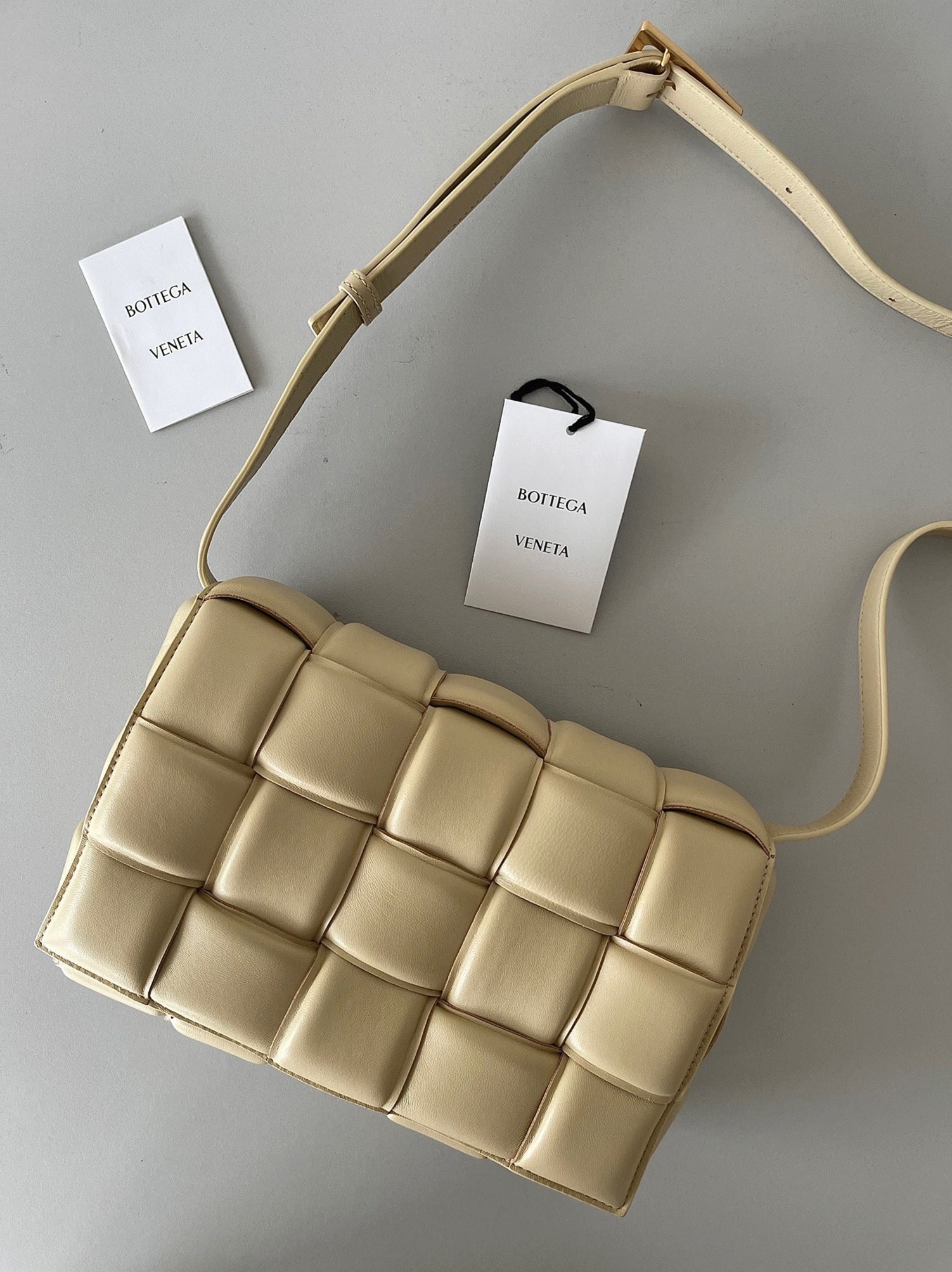 Top Quality Knockoff B0tt*ga Ven*ta Padded Cassette Bag In Porridge