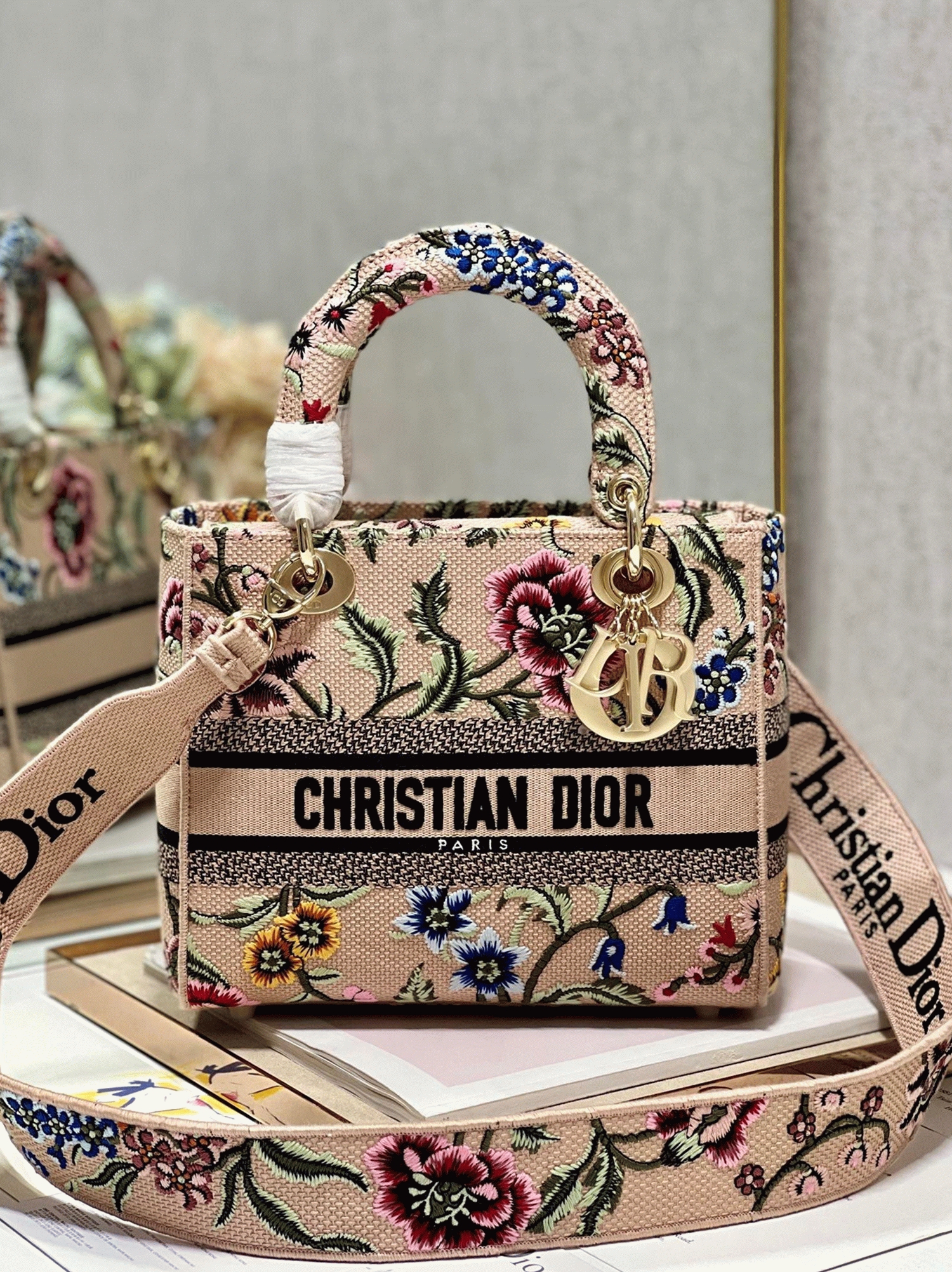 D10r Lady D-Lite Medium Bag Fake in Beige Raffia Embroidered with D10r Petites Fleurs