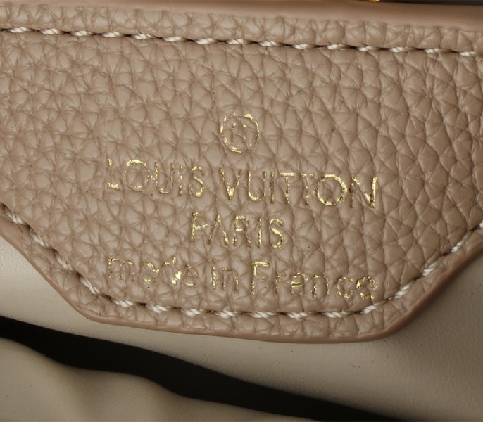 L0vis Vvtt0n Capucines BB Handbag In Galet Gray