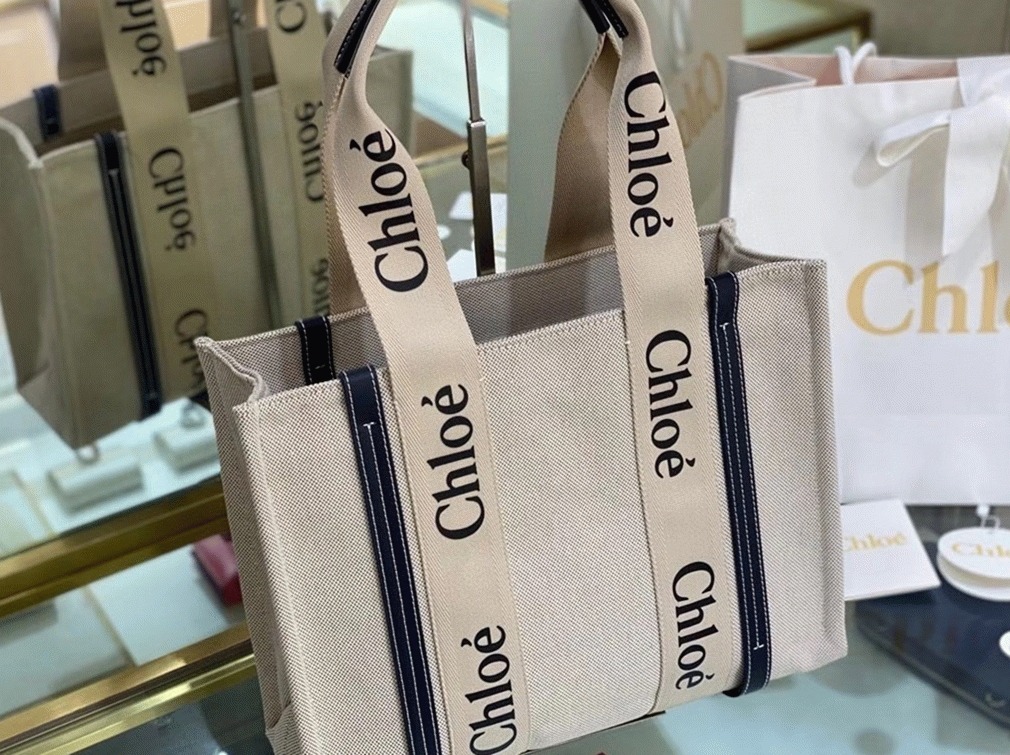 top quality knockoff Ch10e medium woody tote bag in canvas with blue leather strips