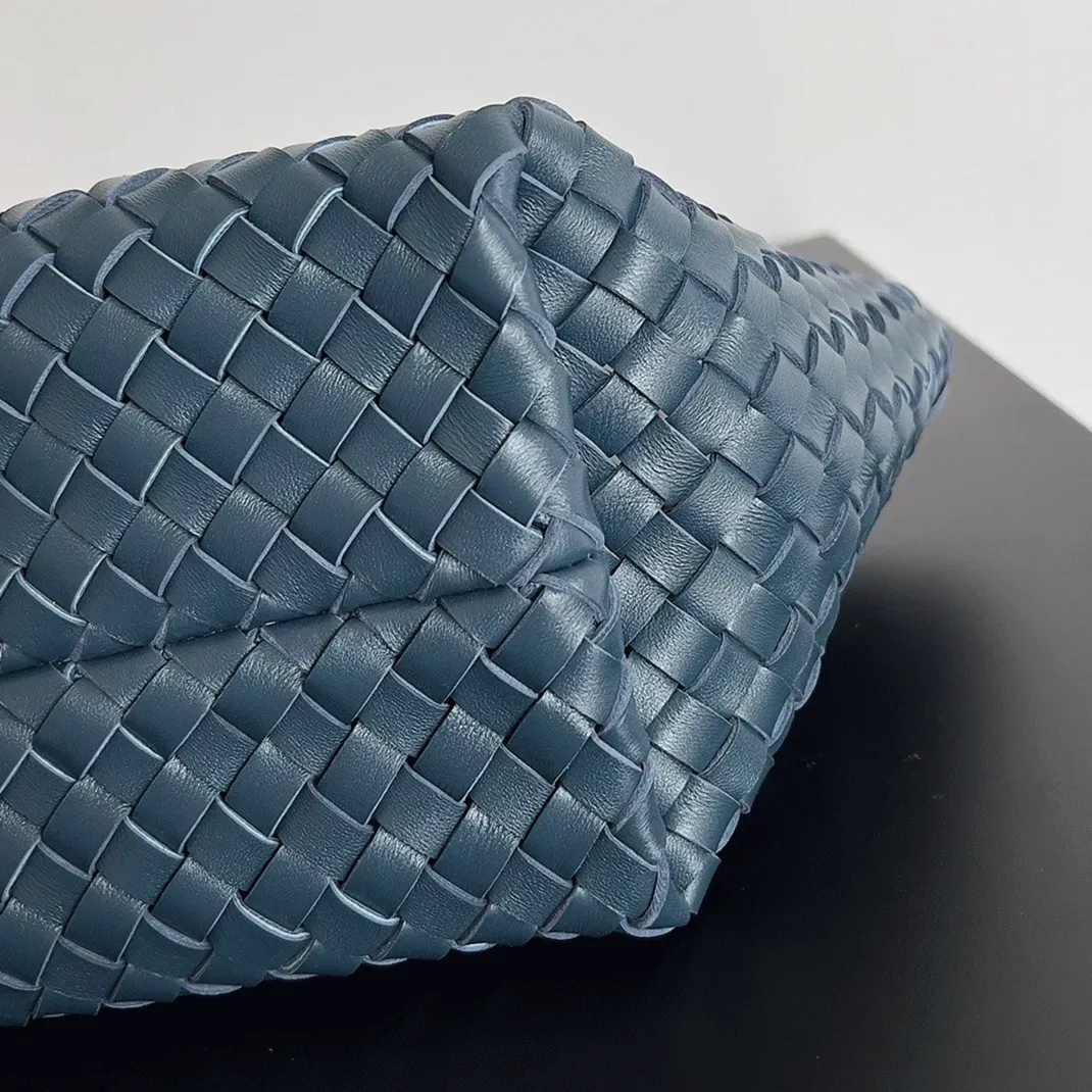 Top Quality Fake B0tt*ga Ven*ta Cabat Mini Bag In Navy Blue Intrecciato Lambskin