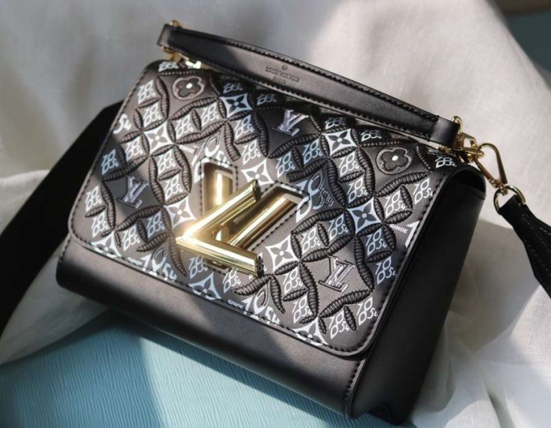 L0vis Vvtt0n Since 1854 Twist MM Bag