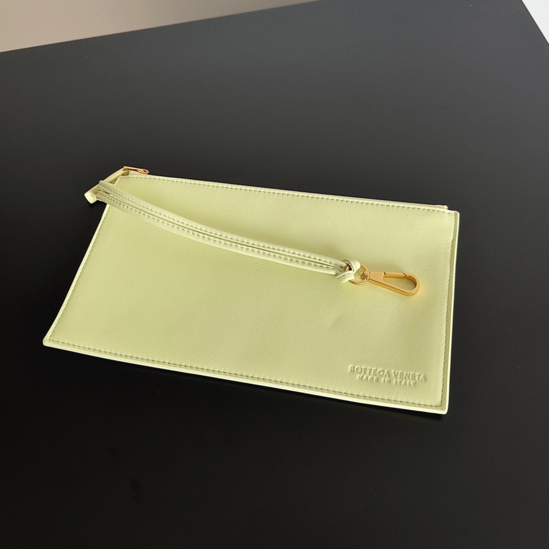 Top Quality Knockoff B0tt*ga Ven*ta Cabat Medium Bag In Lemon Intrecciato Lambskin