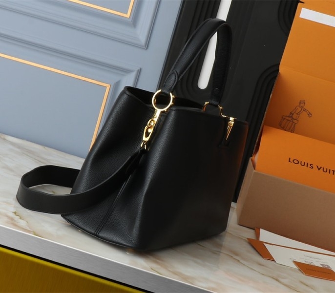 L0vis Vvtt0n Capucines GM Souple Handbag In Black