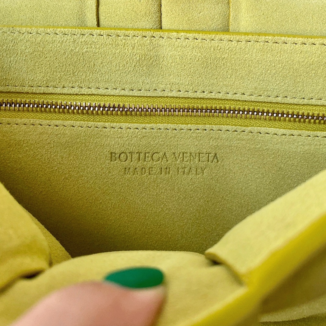 Top Quality Fake B0tt*ga Ven*ta Chain Cassette Bag In Kiwi