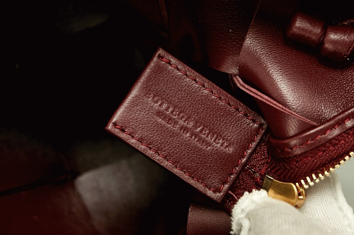 Fake B0tt*ga Ven*ta Mini Cassette Camera Bag Bordeaux