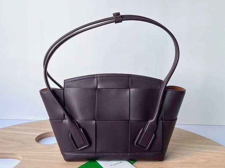 Top Quality Knockoff B0tt*ga Ven*ta Arco Small Bag In Grape Intrecciato Calfskin