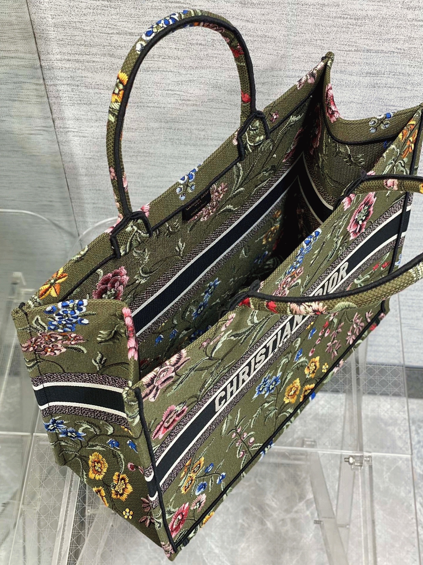 D10r Large Book Tote Bag Imitation in Green D10r Petites Fleurs Embroidery