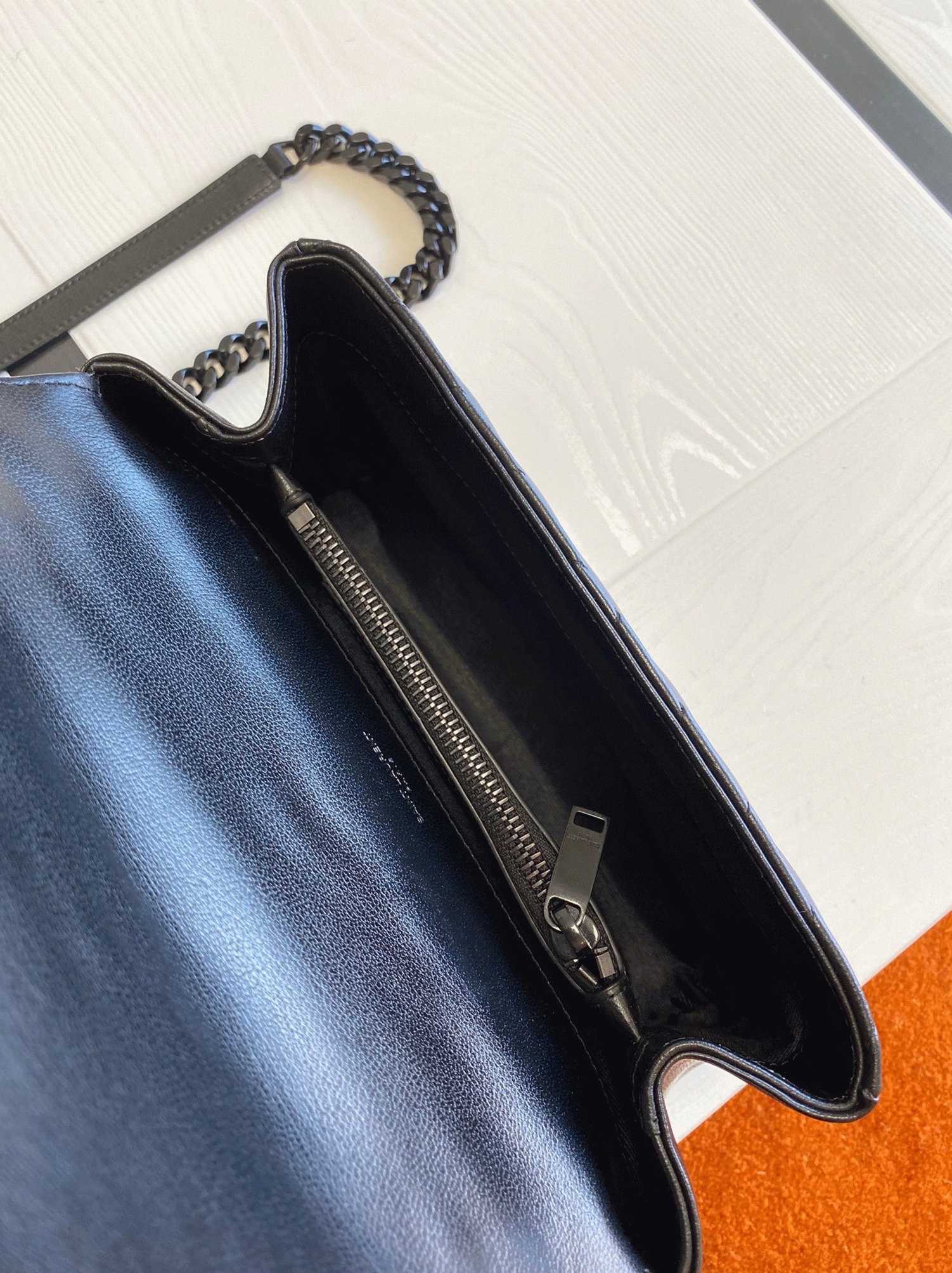 Replica Sa1nt Lau*nt College Medium Chain Bag with Black