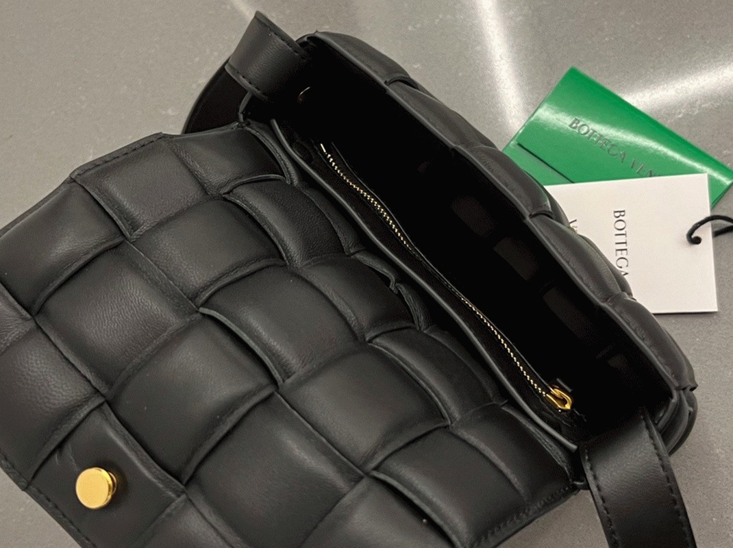 Knockoff B0tt*ga Ven*ta Small Padded Cassette Bag Black