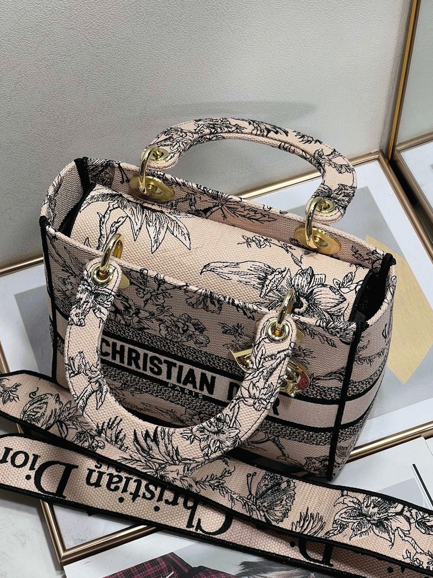 D10r Lady D-Lite Medium Bag Knockoff in Powder Jardin Botanique Embroidery