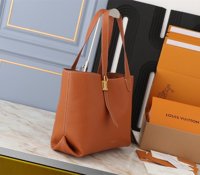L0vis Vvtt0n Low Key Cabas MM Bag In Cognac Brown