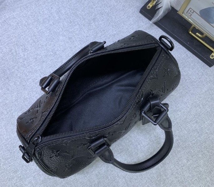 L0vis Vvtt0n Taurillon Monogram Leather Keepall Bandouliere 25 In Black