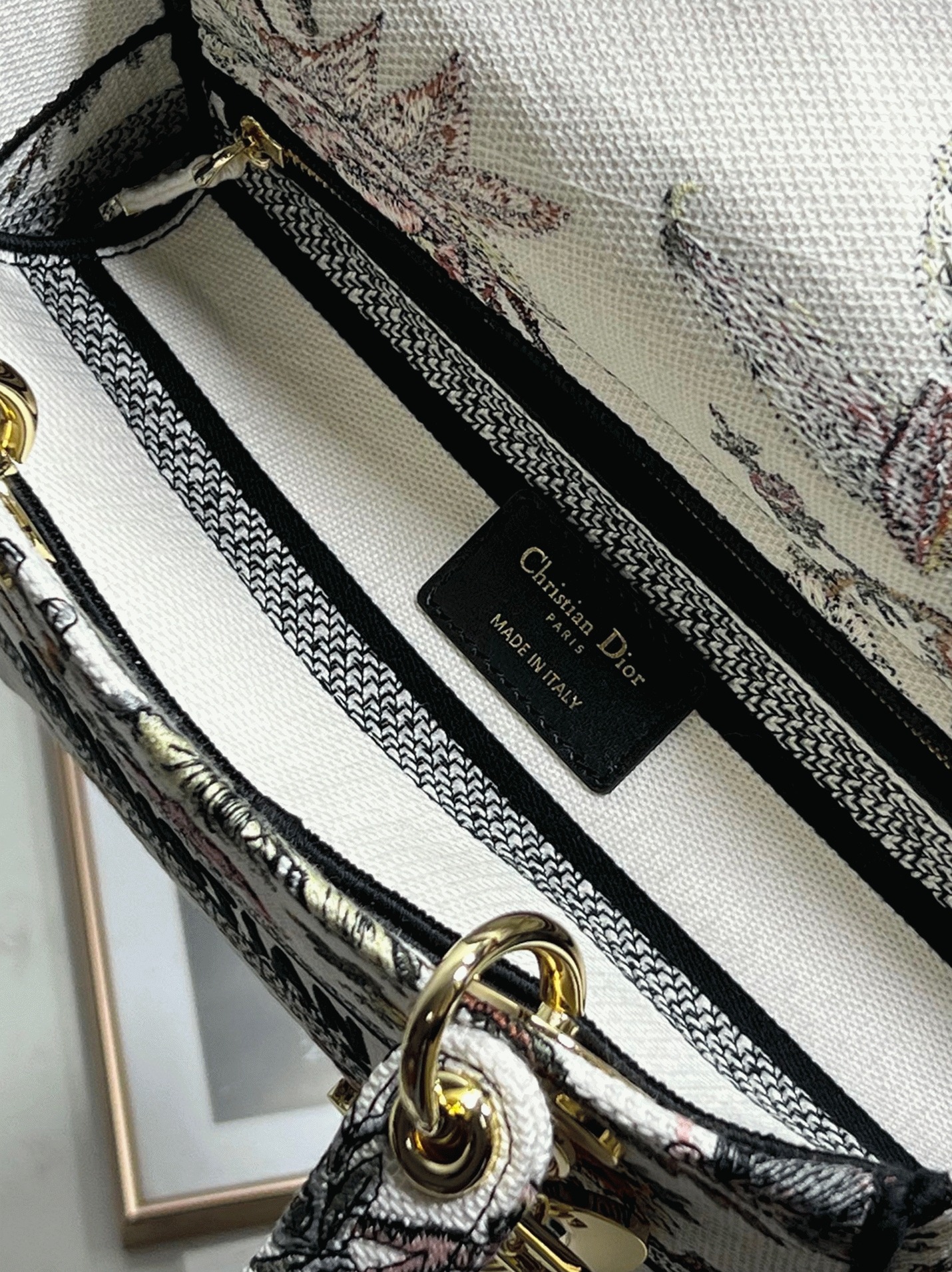 D10r Lady D-Lite Medium Bag Fake in White Jardin Botanique Embroidery