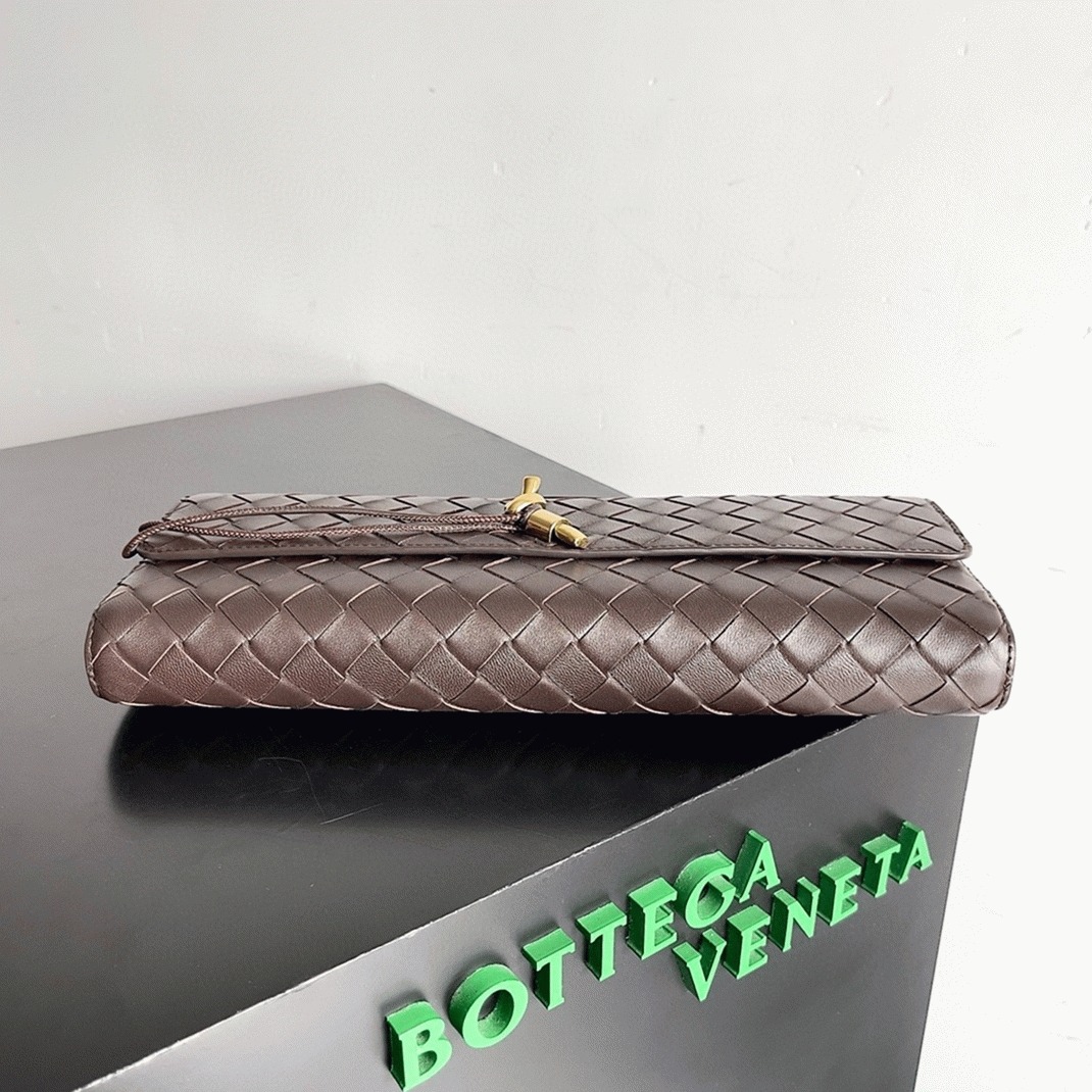 Replica B0tt*ga Ven*ta Andiamo Clutch with Handle Fondant Intrecciato Lambskin