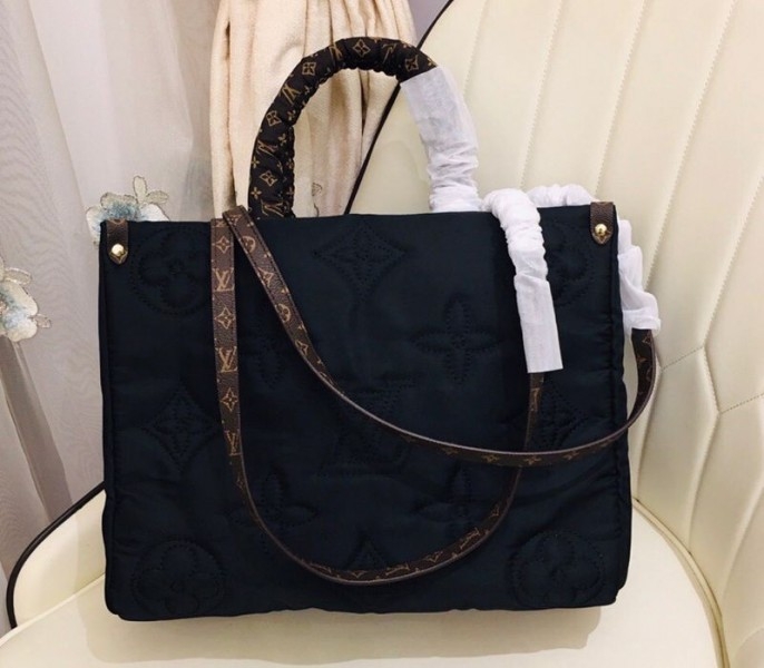 L0vis Vvtt0n Econyl Regenerated Nylon Onthego GM Tote In Black