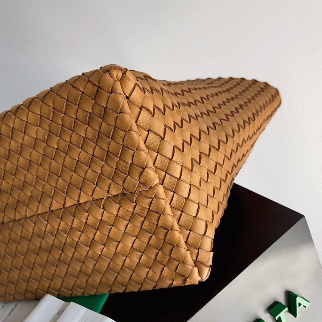 Top Quality Fake B0tt*ga Ven*ta Cabat Medium Bag In Caramel Intrecciato Lambskin