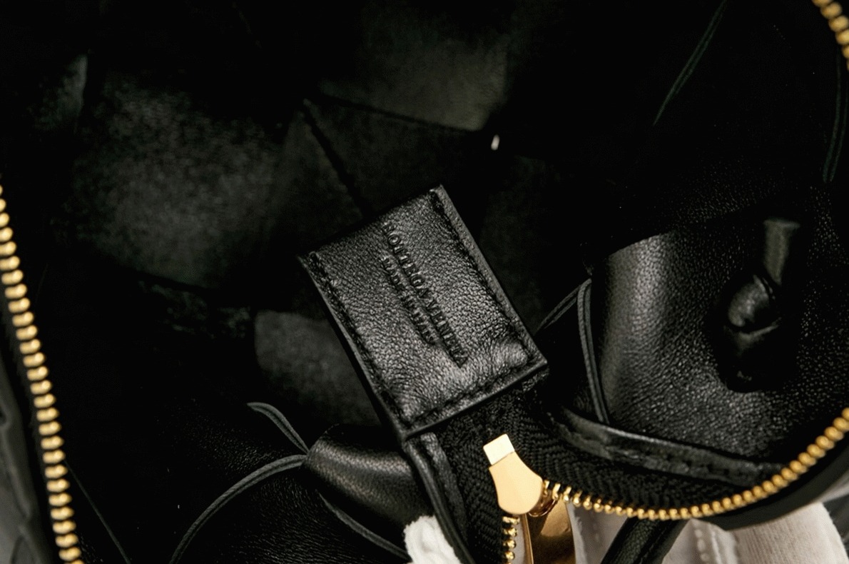 Fake B0tt*ga Ven*ta Small Cassette Camera Bag Black
