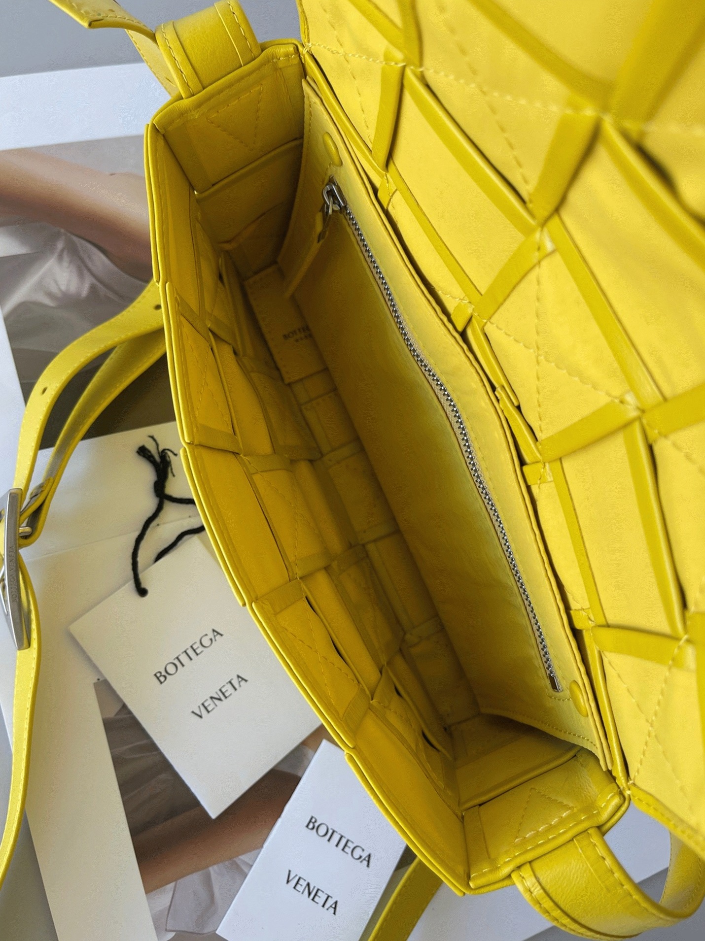 Top Quality Fake B0tt*ga Ven*ta Cassette Bag In Yellow