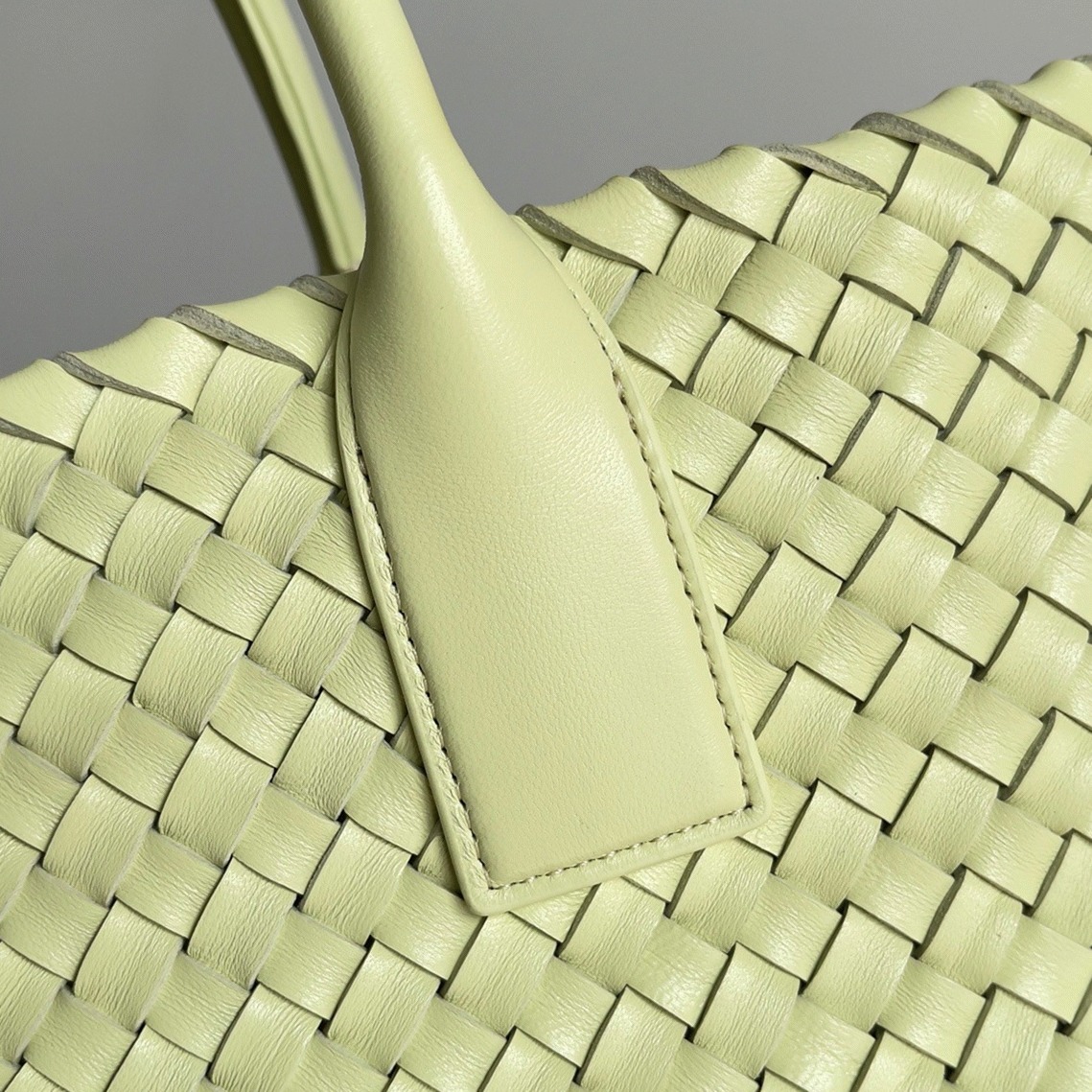 Top Quality Knockoff B0tt*ga Ven*ta Cabat Medium Bag In Lemon Intrecciato Lambskin