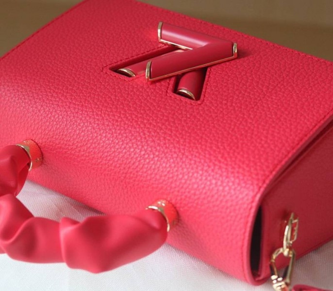 L0vis Vvtt0n Taurillon Leather Twist MM Scrunchie Handle In Pondichery Pink