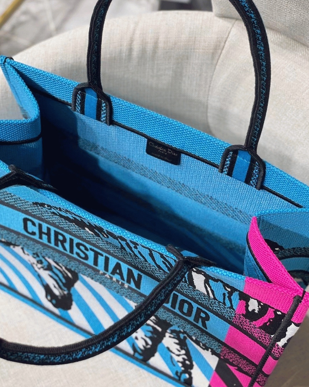 D10r Medium Book Tote Bag Fake in Blue D-Jungle Pop Embroidery