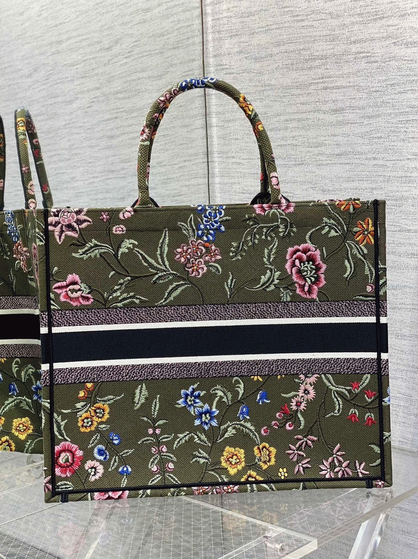 D10r Large Book Tote Bag Imitation in Green D10r Petites Fleurs Embroidery