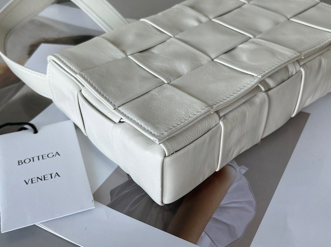 Top Quality Replica B0tt*ga Ven*ta Cassette Bag In White