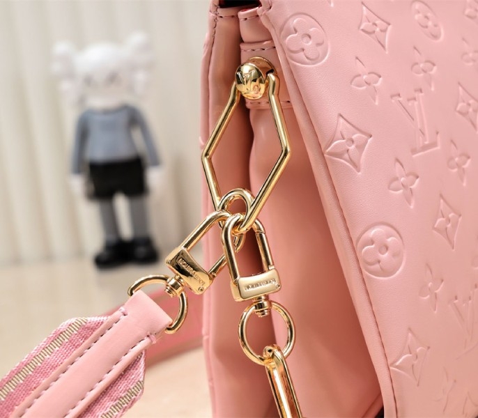 L0vis Vvtt0n Coussin PM Bag In Light Pink With Jacquard Strap