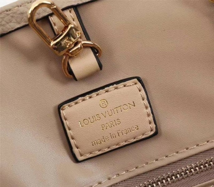 L0vis Vvtt0n Monogram Empreinte Giant Onthego GM Tote In Beige