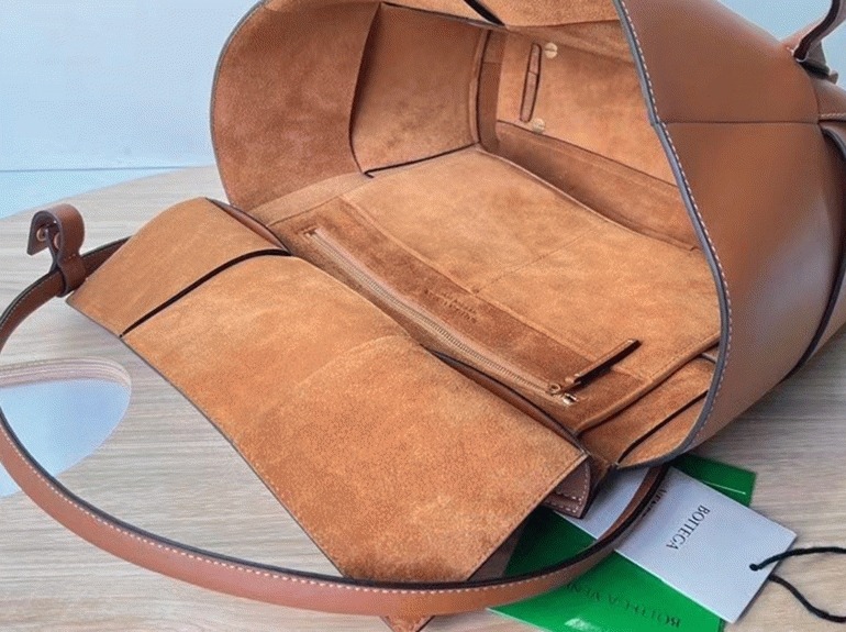 Top Quality Replica B0tt*ga Ven*ta Arco Mini Bag In Caramel Grained Leather