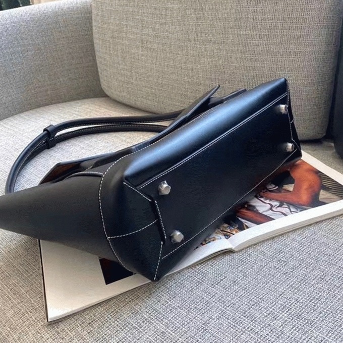 Top Quality Replica B0tt*ga Ven*ta Arco Medium Bag In Black Intrecciato Calfskin