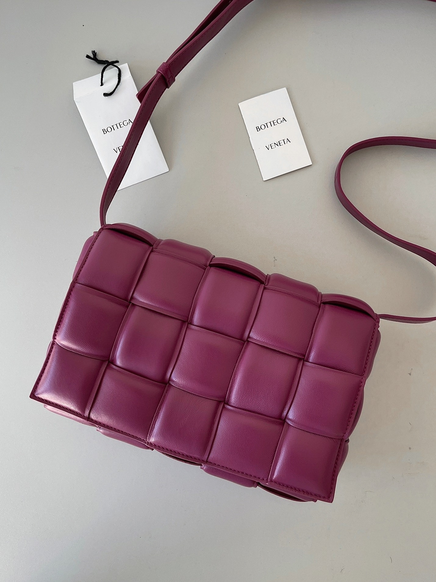 Top Quality Imitation B0tt*ga Ven*ta Padded Cassette Bag In Cinnabar