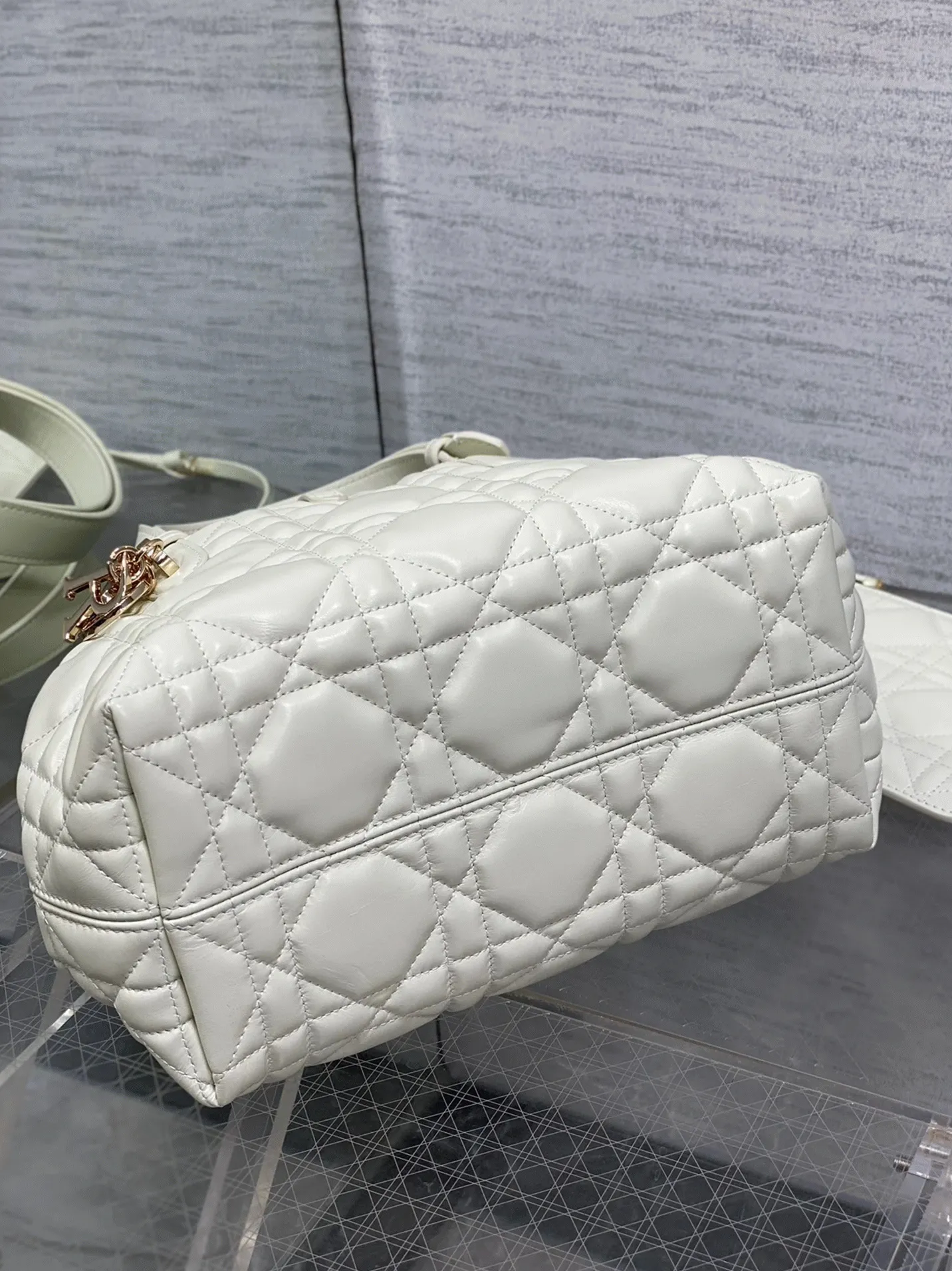 D10r Toujours Small Bag Knockoff in White Macrocannage Calfskin