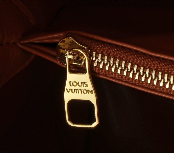 L0vis Vvtt0n Capucines GM Souple Handbag In Cognac Brown