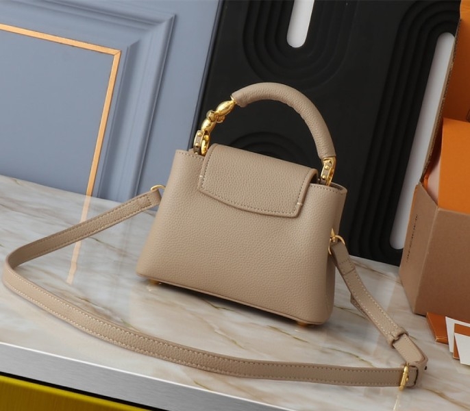 L0vis Vvtt0n Capucines Mini Capucines Handbag In Galet Gray