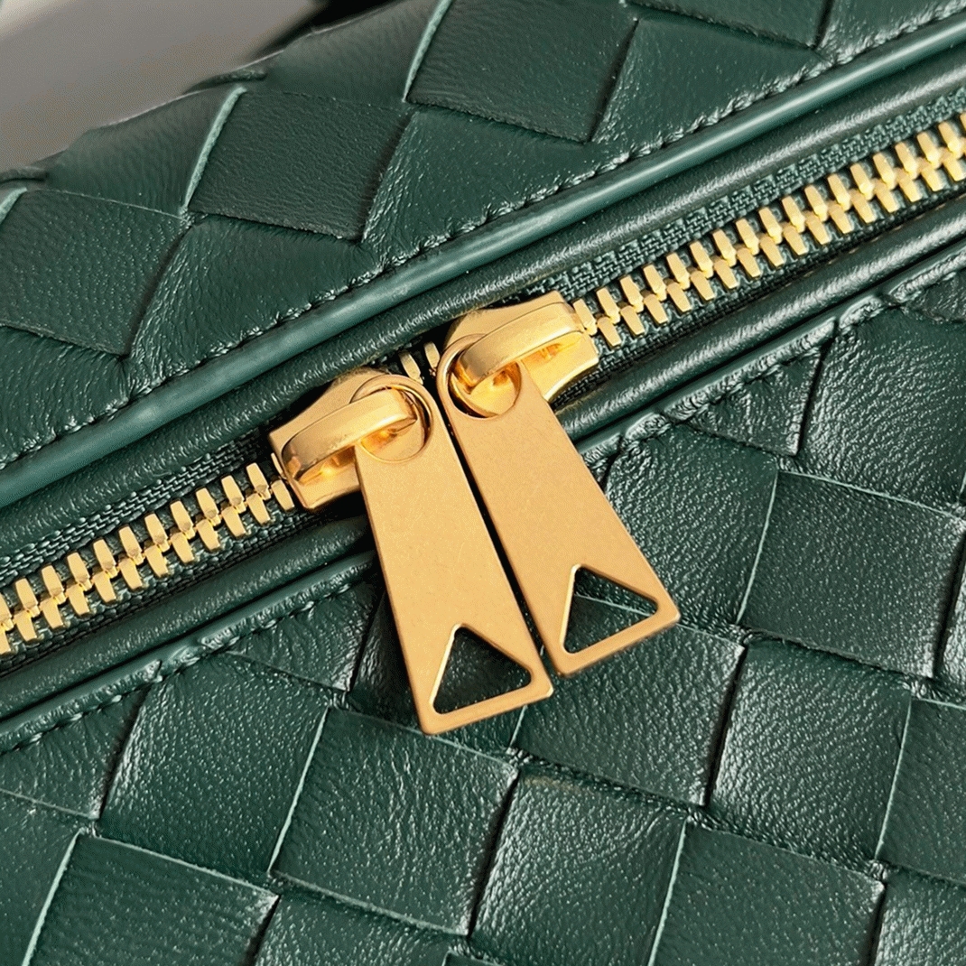 Fake B0tt*ga Ven*ta Bang Bang Vanity Case Green