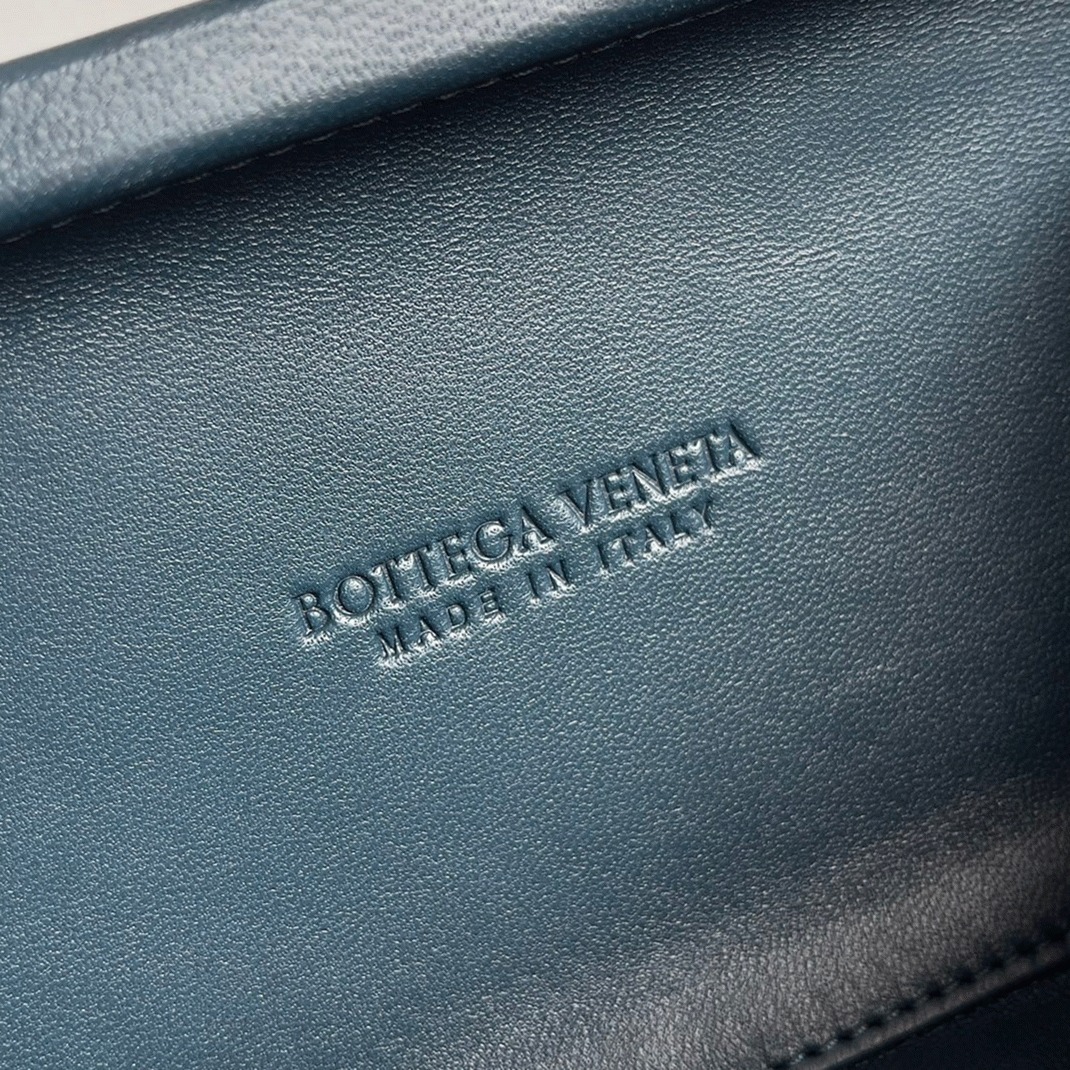 Space Color B0tt*ga Ven*ta Knot Clutch Fake Version