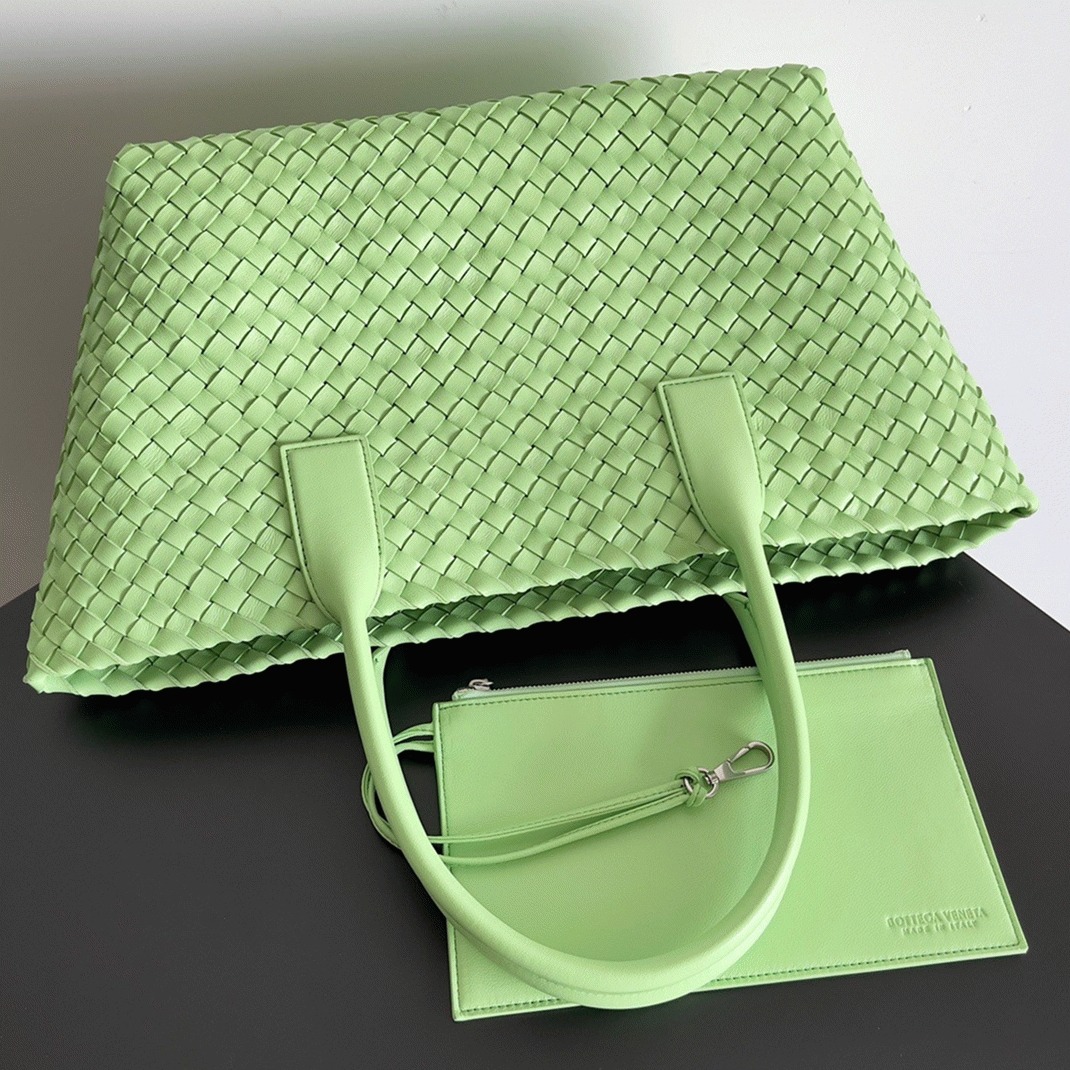 Top Quality Fake B0tt*ga Ven*ta Cabat Medium Bag In Pistachio