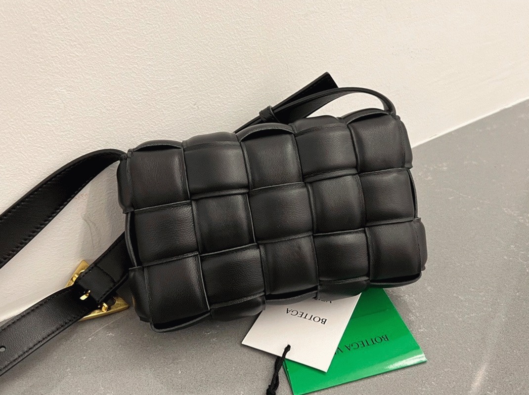 Knockoff B0tt*ga Ven*ta Small Padded Cassette Bag Black